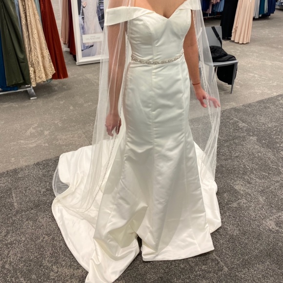 Off the Shoulder Ivory wedding Dress, Beaded Edge Veil and Pearl Gemstone belt - Picture 1 of 10